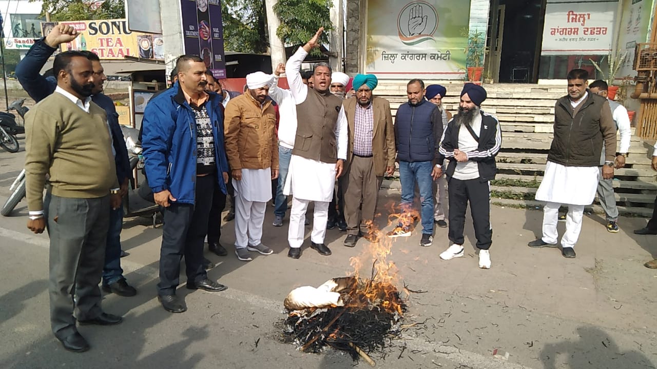 कांग्रेस जिलाध्यक्ष अजय मांगपुर के नेतृत्व में कांग्रेस कार्यकर्ताओं ने प्रधानमंत्री नरेंद्र मोदी का पुतला फूंका